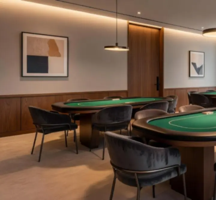 Sală modernă amenajată pentru poker la Balkan Evero, cu mese iluminate și decor contemporan